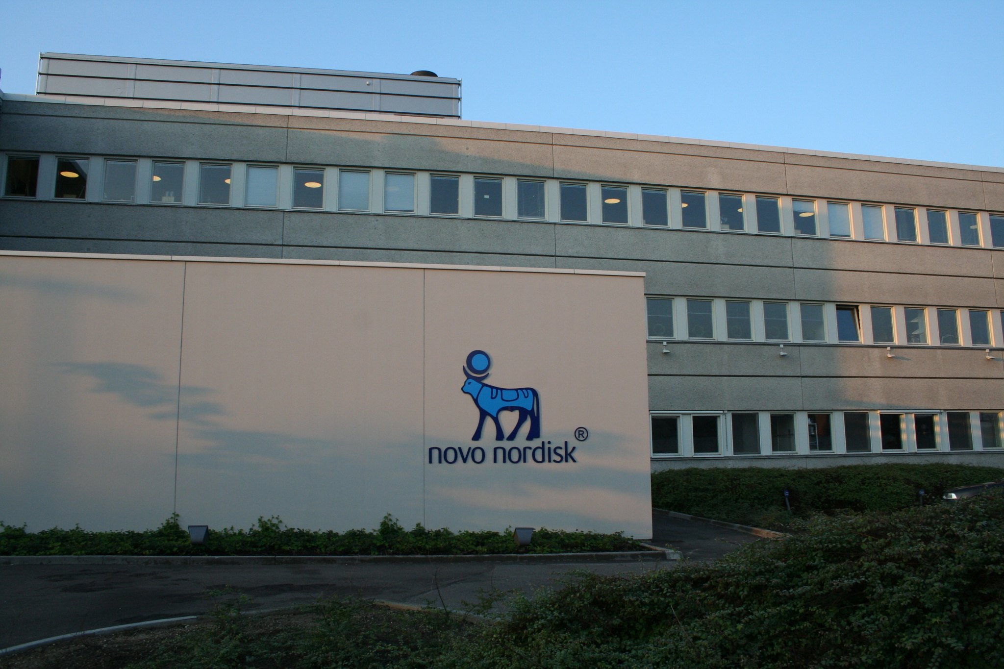The Novo Nordisk headquarters at Bagsværd, 2006. Image courtesy of Siebhur (Flickr).